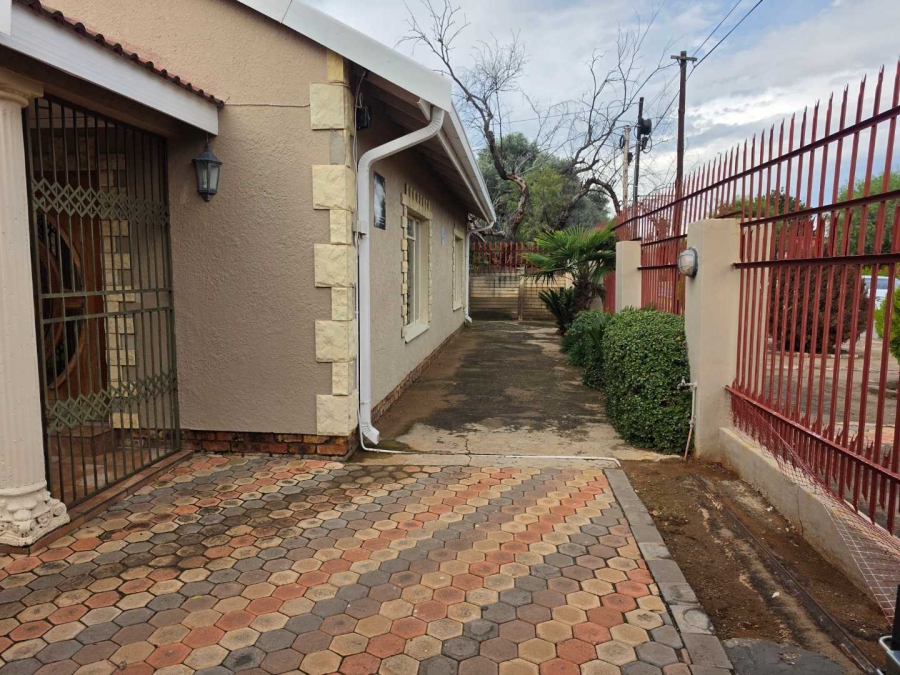 To Let 2 Bedroom Property for Rent in Rhodesdene Northern Cape
